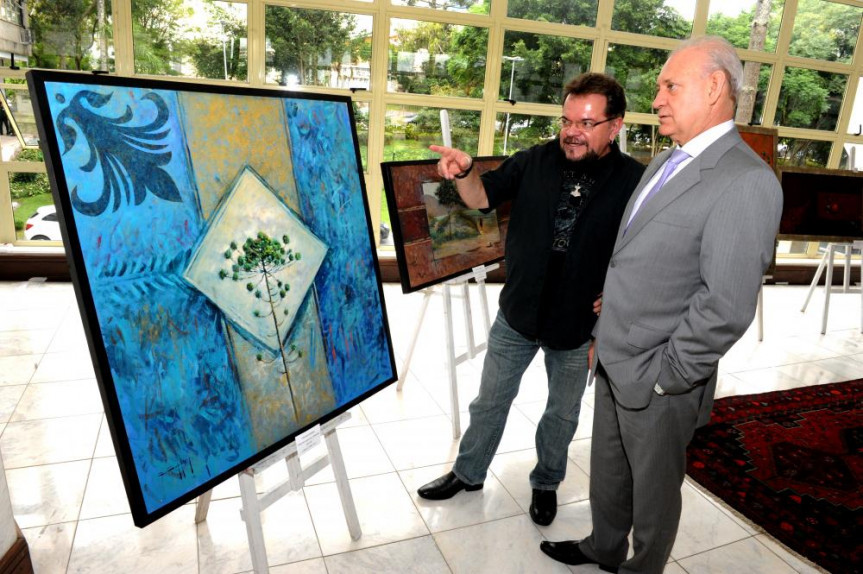 Artista plástico Celso Coppio e o presidente da Alep, deputado Ademar Traiano. 