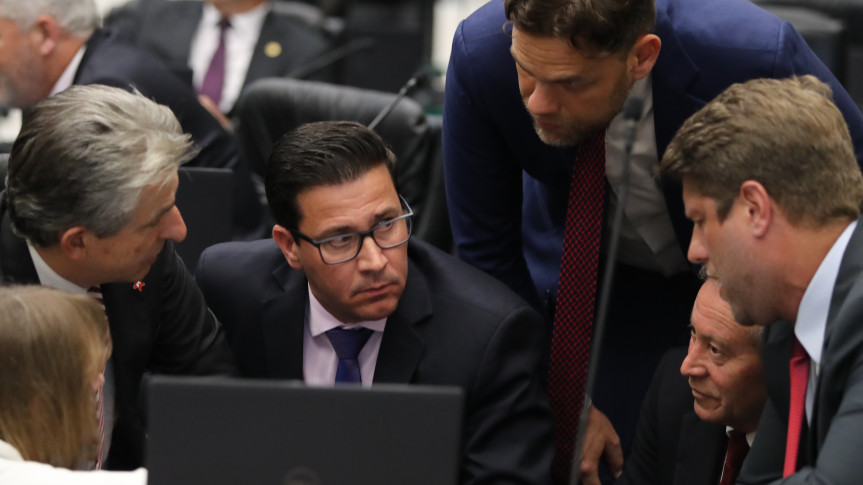 Deputados de oposição na Assembleia Legislativa do Paraná pediram a suspensão imediata do processo de venda da Copel.