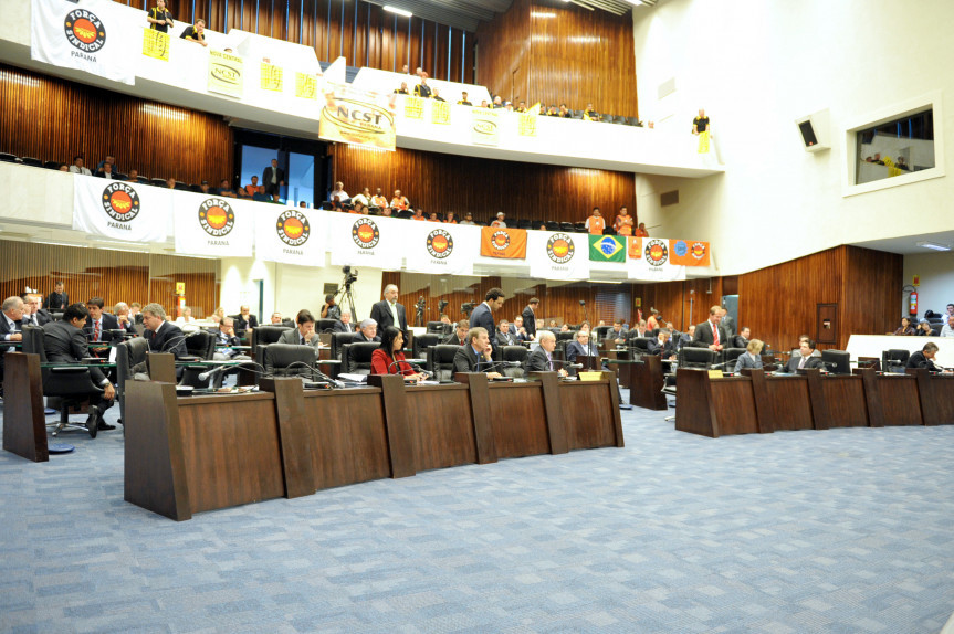 Deputados durante os trabalhos em Plenário.