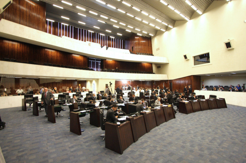 Deputados durante os trabalhos em Plenário.