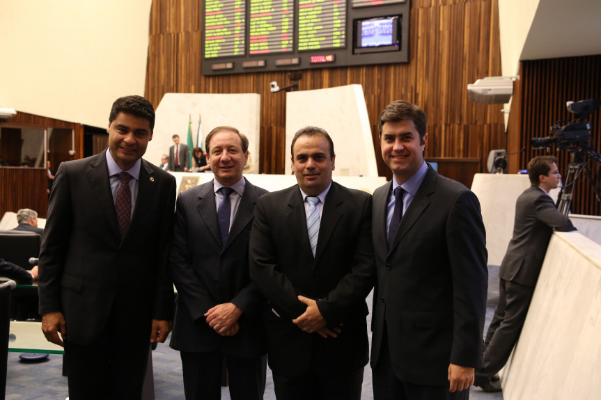 Deputados deixam o Legislativo