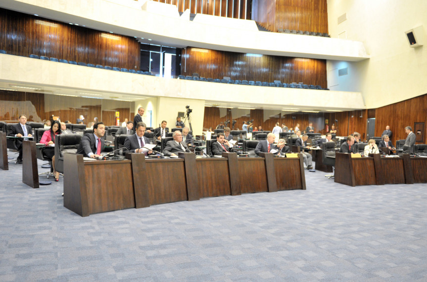 Deputados durante os trabalhos de Plenário.