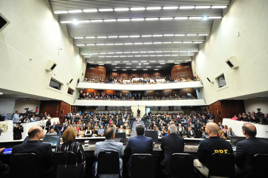 A sessão solene em comemoração ao Dia Internacional dos Trabalhadores lotou o plenário da Assembleia Legislativa do Paraná.