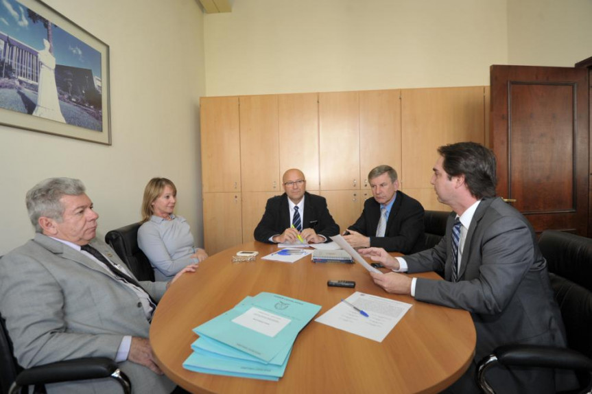 Da esquerda para a direita, deputado Fernando Scanavaca (PDT), deputada Rose Litro (PSDB), relator Luiz Claudio Romanelli (PMDB), deputado Elio Rusch (DEM) e presidente Wilson Quinteiro (PSB).