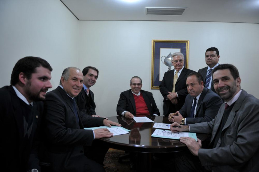 Deputados membros da comissão de finanças reunidos na quarta-feira (14) na Alep.