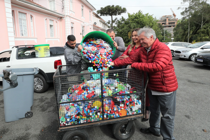 Entrega das tampinhas coletadas na Casa ocorreu na tarde desta quarta-feira (31).