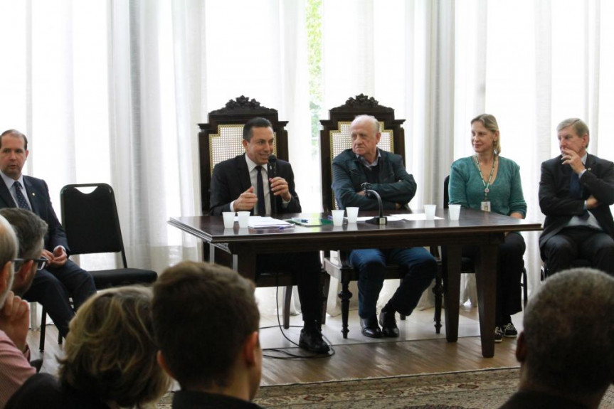 Frente Parlamentar em Defesa da Cadeia Produtiva do Leite debate instruções do Ministério da Agricultura que podem prejudicar pequenos produtores paranaenses.