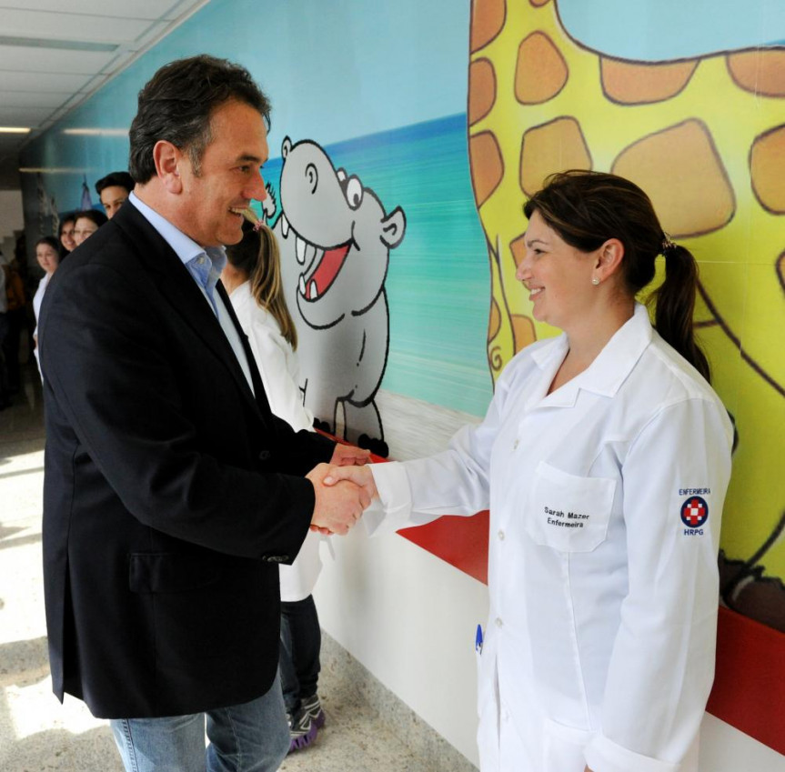 O deputado Plauto Miró (DEM) no Hospital Universitário Regional dos Campos Gerais.