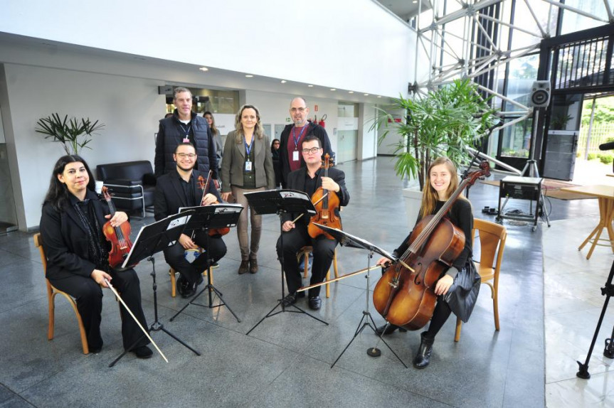 Quarteto de cordas formado pela professora da Escola de Música e Belas Artes do Paraná, Consuelo Froehner, e três acadêmicos do Curso Superior de Instrumento, foi a atração do Comunicação & Arte na Alep desta quarta-feira (25).