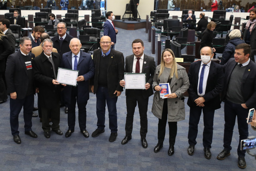 Cartilha lançada na Assembleia traz orientações para observar sinais de abusos contra crianças e adolescentes.