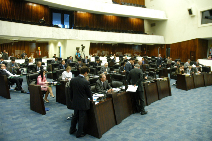 A sessão plenária desta terça-feira foi adiantada para às 10 horas. 