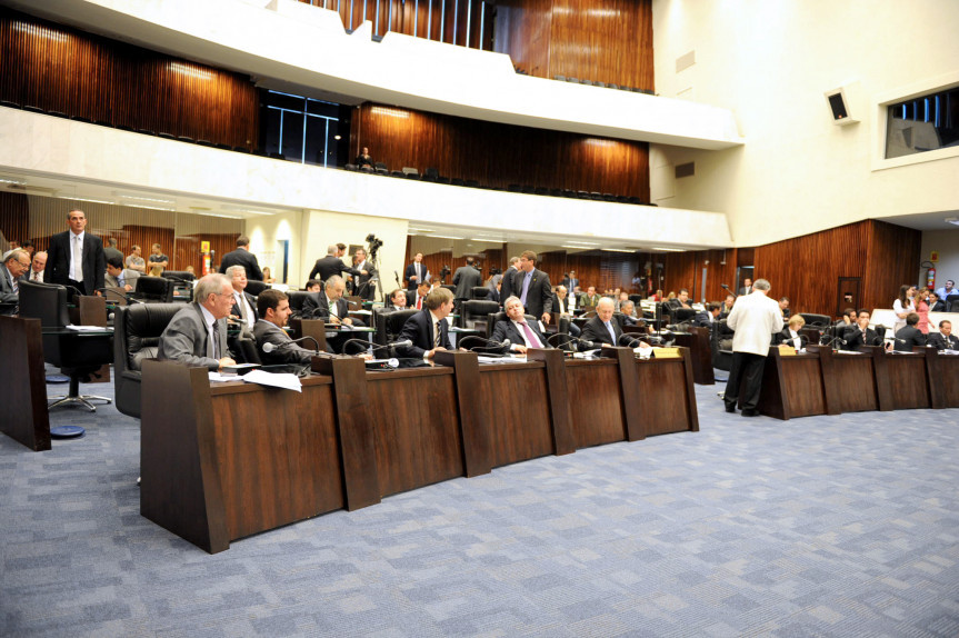 Deputados durante os trabalhos em Plenário.