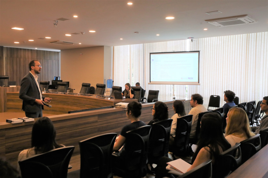 O diretor Legislativo da Casa e da Escola do Legislativo, Dylliardi Alessi, falou com os alunos membros do Laboratório de Práticas Legislativas da UFPR.
