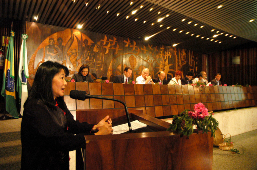 Luci Hayashi Machado, presidente do Satopar, durante discurso em audiência pública na Assembleia. 