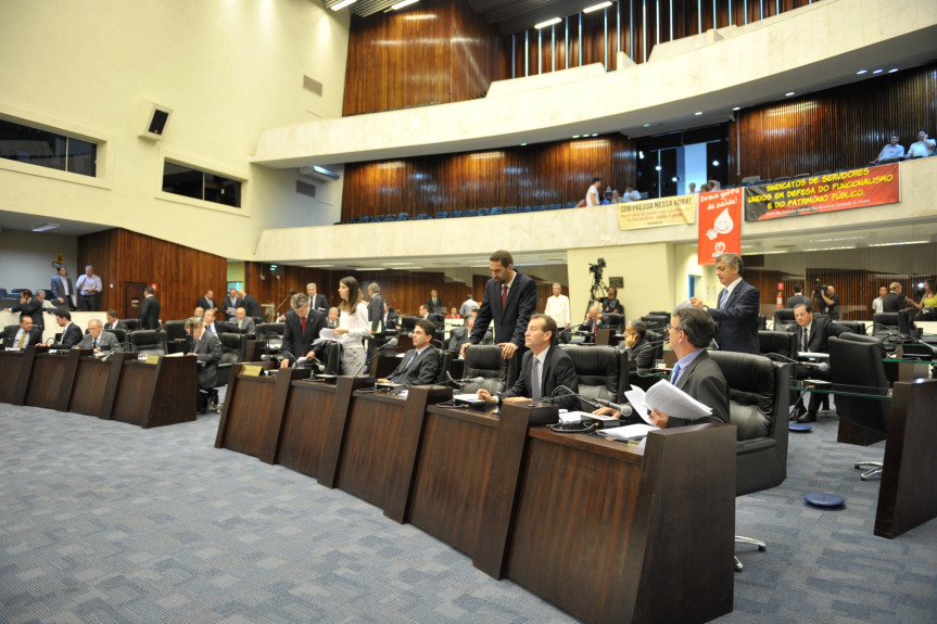 Deputados em sessão plenária na Assembleia