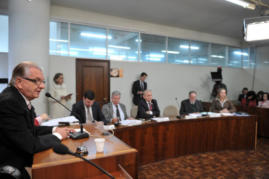 Parlamentares reunidos na CCJ.