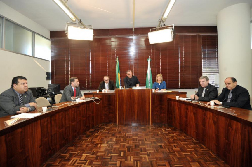 Membros da Comissão de Orçamento durante reunião para discutir as subemendas propostas pelo Poder Executivo ao substitutivo geral do projeto de lei nº 415/2014 – a Lei Orçamentária Anual para 2015.