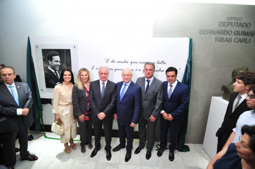 Ana Rita Slaviero Guimarães, governadora Cida Borghetti, Luís Fernando Ribas Carli, presidente Ademar Traiano (PSDB), deputado Plauto Miró Guimarães e Fernando Ribas Carli Filho.