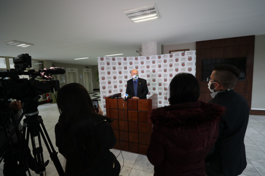 Deputado Luiz Cláudio Romanelli (PSB), primeiro secretário da Assembleia Legislativa do Paraná, durante entrevista coletiva.