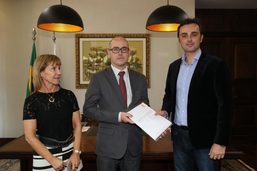 Secretária da Comissão de Orçamento da Alep, Ana Beatriz Prado; secretário da Presidência da Alep, Luiz Fernando Feltran; e o diretor geral da Casa Civil, Wellington Dalmaz.