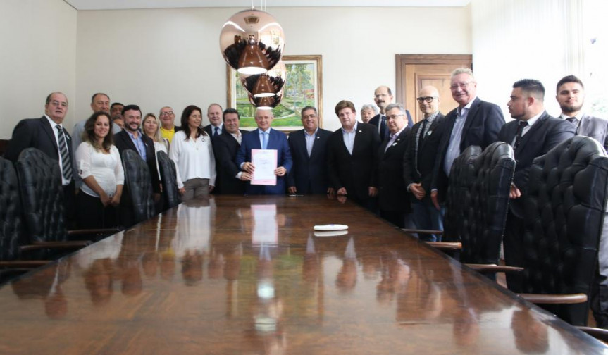 Presidente da Alep Ademar Traiano (PSDB), deputado Marcio Nunes (PSD) e lideranças dos corretores de imóveis do Paraná.