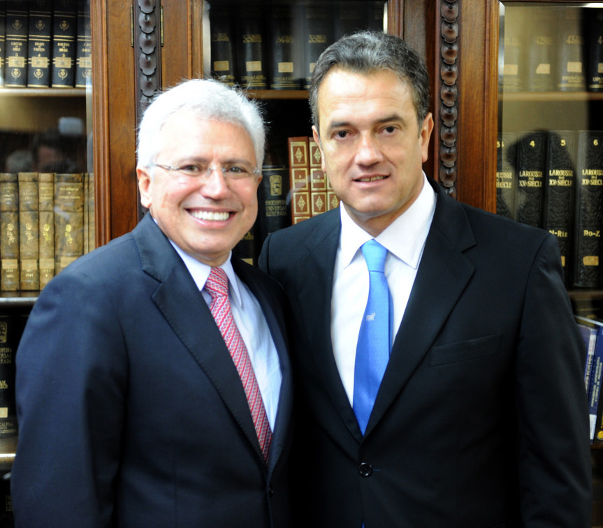1º secretário, deputado Plauto Miró, com o novo conselheiro do TCE-PR, Durval Amaral.