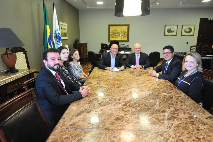 Presidente da Alep, deputado Ademar Traiano, e o primeiro secretário, deputado Romanelli, assinam convênio com SEAP para redução de custos na aquisição de passagem aérea.