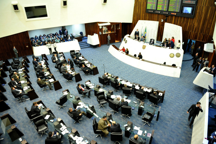 Deputados durante os trabalhos em Plenário.
