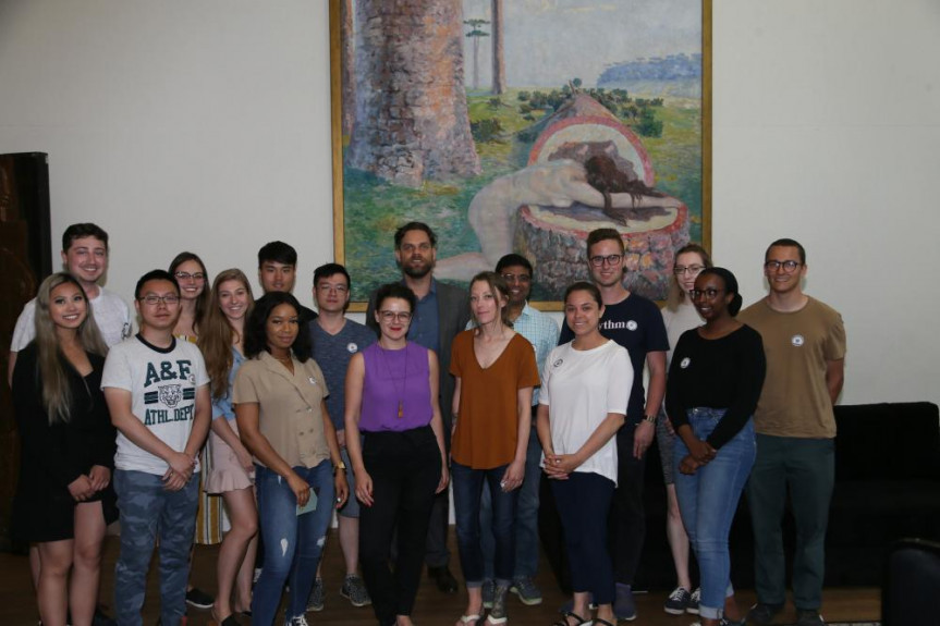 Os alunos foram recebidos na Assembleia pelo deputado Goura. 