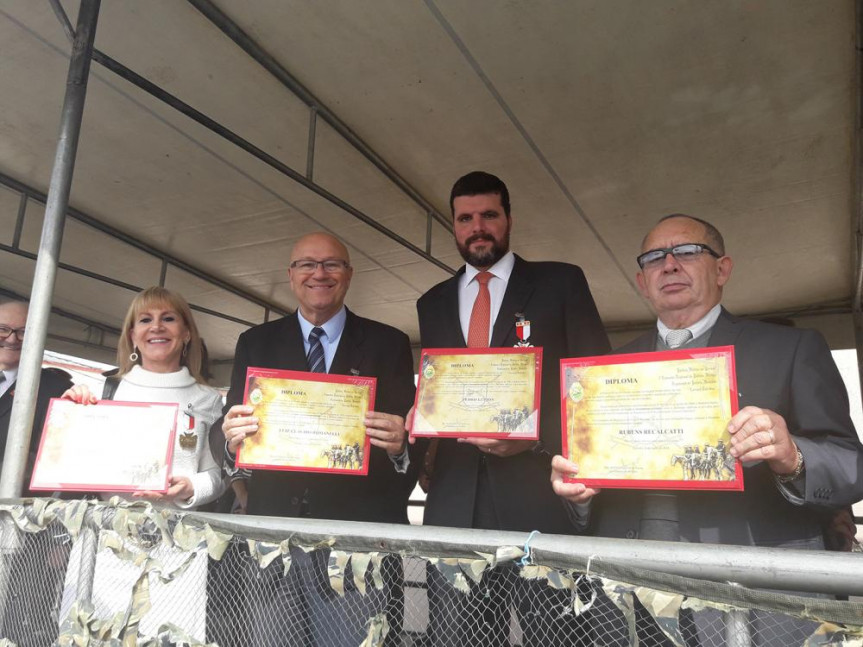 Servidora da Alep Ana Beatriz e os deputados Luiz Claudio Romanelli (PSB), Pedro Lupion (DEM) e Delegado Recalcatti (PSD), homenageados pela Polícia Montada.