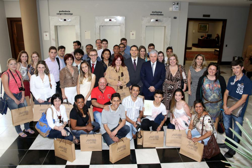 Estudantes que compõem a Caravana da Cidadania são recebidos pelo presidente do Legislativo paranaense.