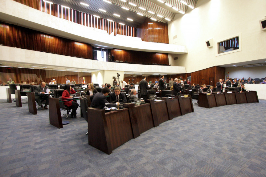 Deputados durante os trabalhos em plenário.