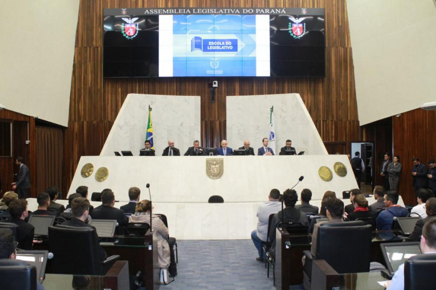 Escola do Legislativo abre o plenário para o treinamento do Parlamento Universitário de 2019.