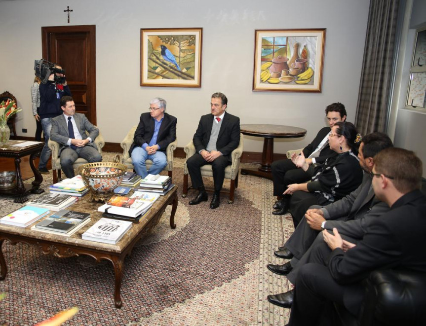 Presidente da Alep, deputado Rossoni e o primeiro-secretário, deputado Plauto Miró, reúnem-se com com representantes dos servidores da Alep na tarde desta segunda-feira (9).