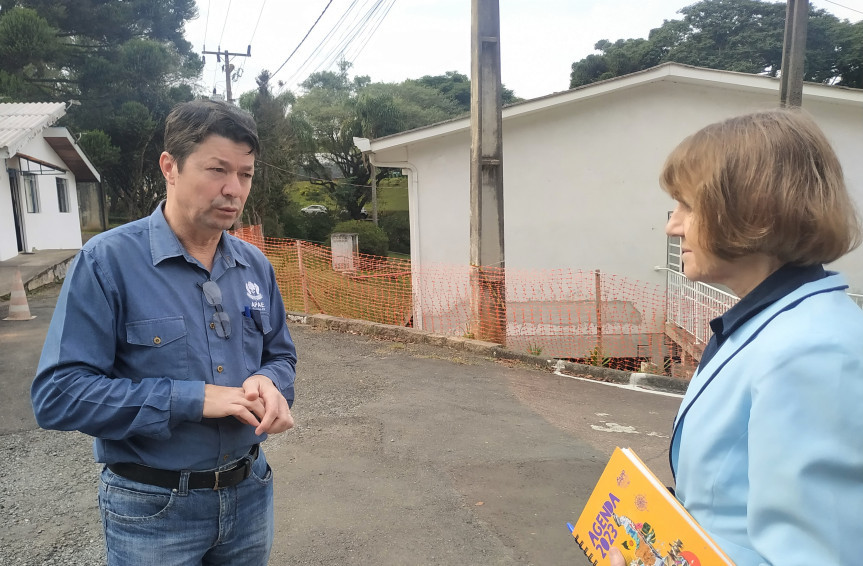 O presidente da APAE de Curitiba, Paulo Michelon e a deputada Luciana Rafagnin.