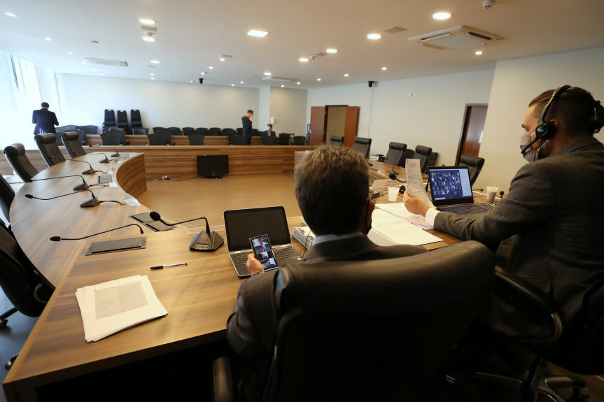 A primeira audiência pública on-line da Assembleia Legislativa do Paraná foi sobre o zoneamento da Ilha do Mel. O deputado Goura esteve no auditório legislativo e os demais participantes pelo aplicativo Zoom.