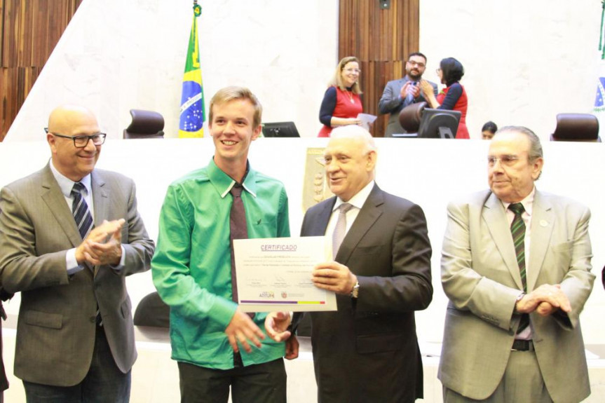 Estudante Douglas Froelich recebe certificado de premiação das mãos do presidente da Alep, Ademar Traiano (PSDB), em 2017. 