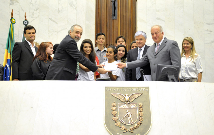 Alunos do Colégio Estadual do Paraná durante a entrega do relatório.