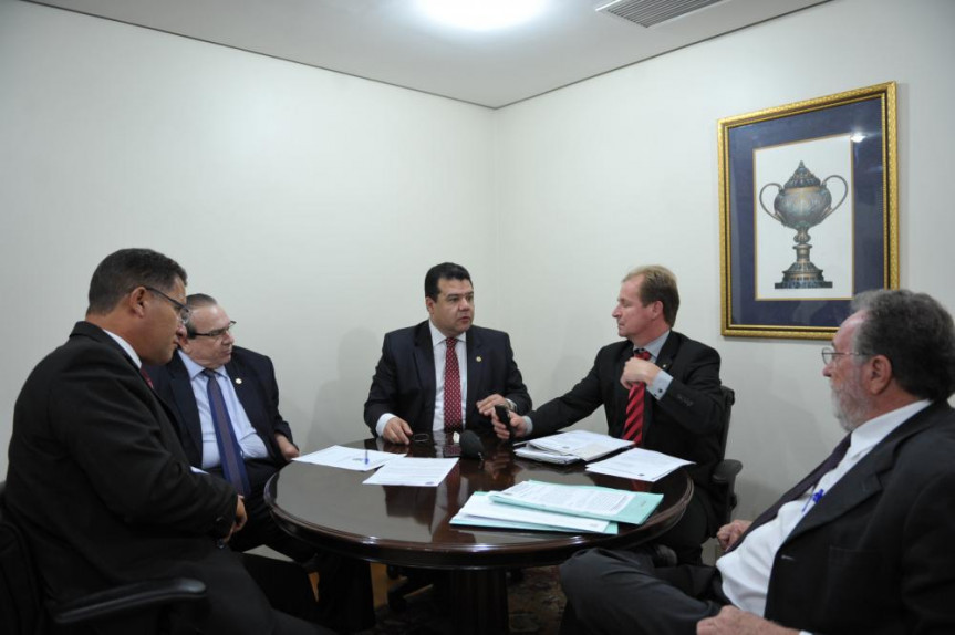 Da esquerda para a direita, deputado Adelino Ribeiro, Jonas Guimarães, Pastor Edson Praczyk, Elton Welter e Tercílio Turini.