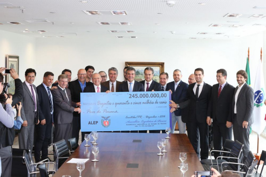 Comissão Executiva da Alep e deputados da casa na devolução do cheque ao governador Beto Richa.