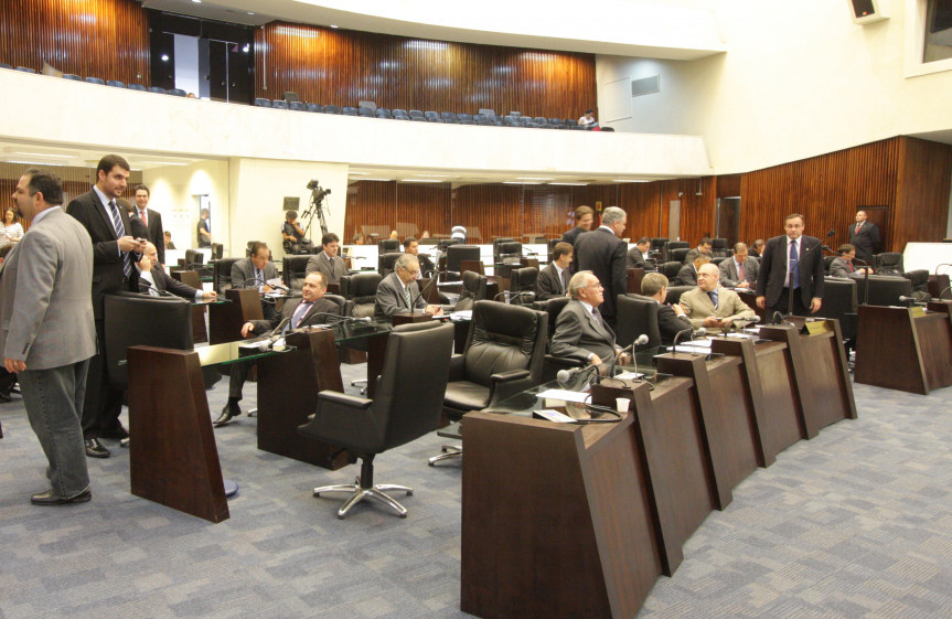 Deputados durante os trabalhos de Plenário.