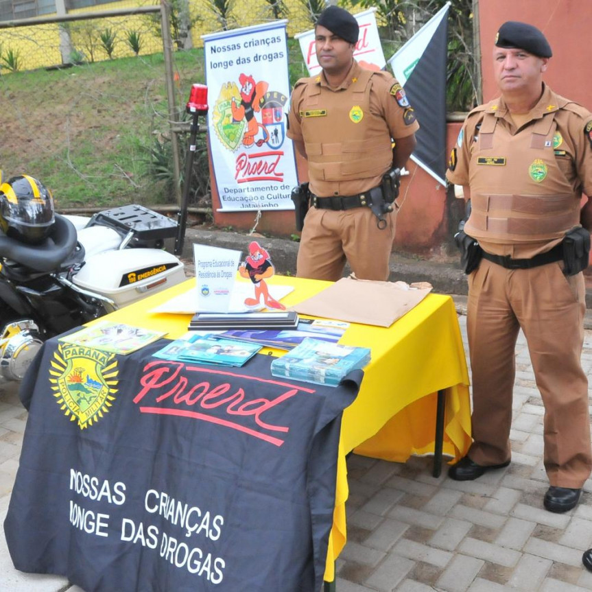 Programa Educacional de Resistência às Drogas (Proerd) consiste num esforço cooperativo estabelecido entre a Polícia Militar, a Escola e a Família a fim de evitar influências negativas em questões afetas às drogas e violência, promovendo os fatores de pro