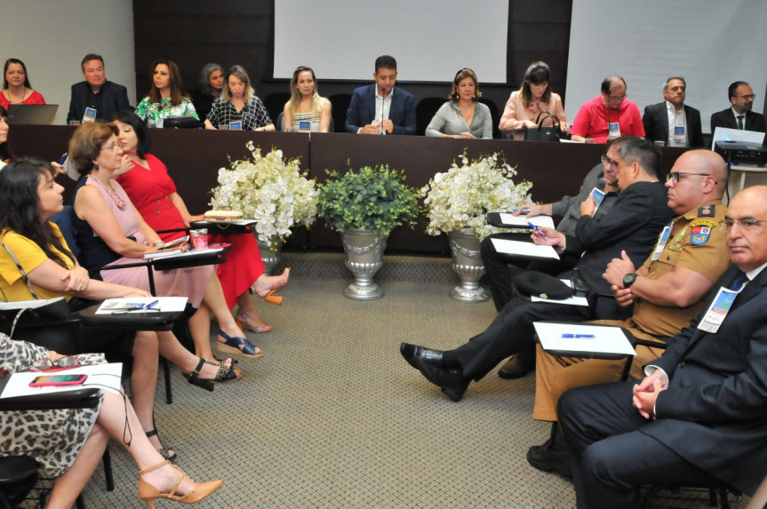 Projeto Paraná Consciente foi lançado oficialmente durente o 1º Seminário Interativo realizado pela Comissão de Defesa dos Direitos da Criança, do Adolescente, do Idoso e da Pessoa com Deficiência (Criai), da Assembleia Legislativa do Paraná.