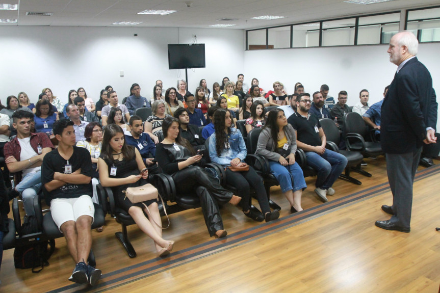 Estudantes do projeto Geração Atitude conhecem o Tribunal de Justiça do Paraná.