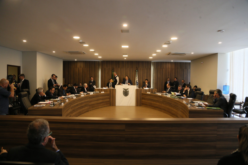 Treze deputados integram a Comissão de Constituição e Justiça (CCJ) da Assembleia Legislativa do Paraná.
