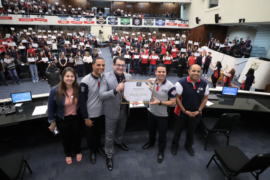 Músicas, danças e louvores marcaram homenagem à Força Jovem Universal