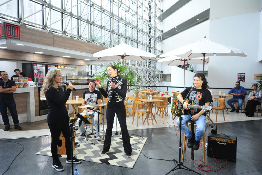 A vocalista Sibele Kispergher, acompanhada do baterista Pato Romero e do guitarrista Beto Rodriguez, do Blindagem, mostrou repertório só com clássicos em mais uma edição do Comunicação & Arte na Assembleia.