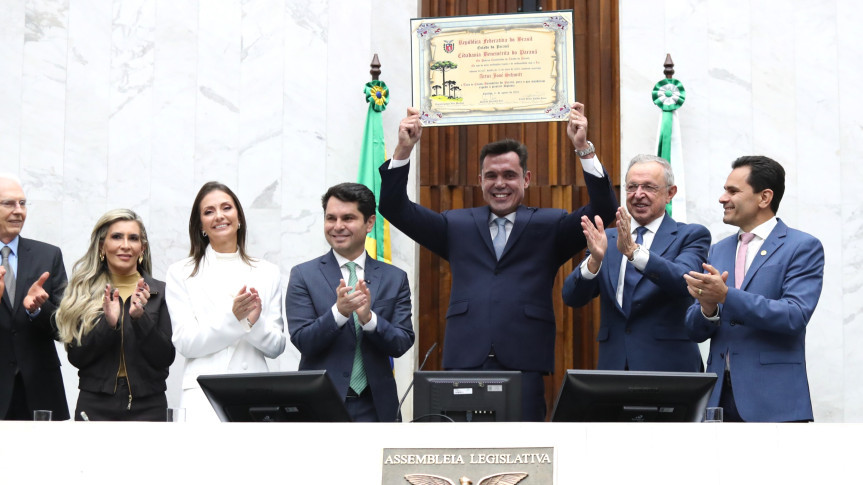 Solenidade ocorreu na noite desta segunda-feira (11), no Plenário da Assembleia Legislativa do Paraná.