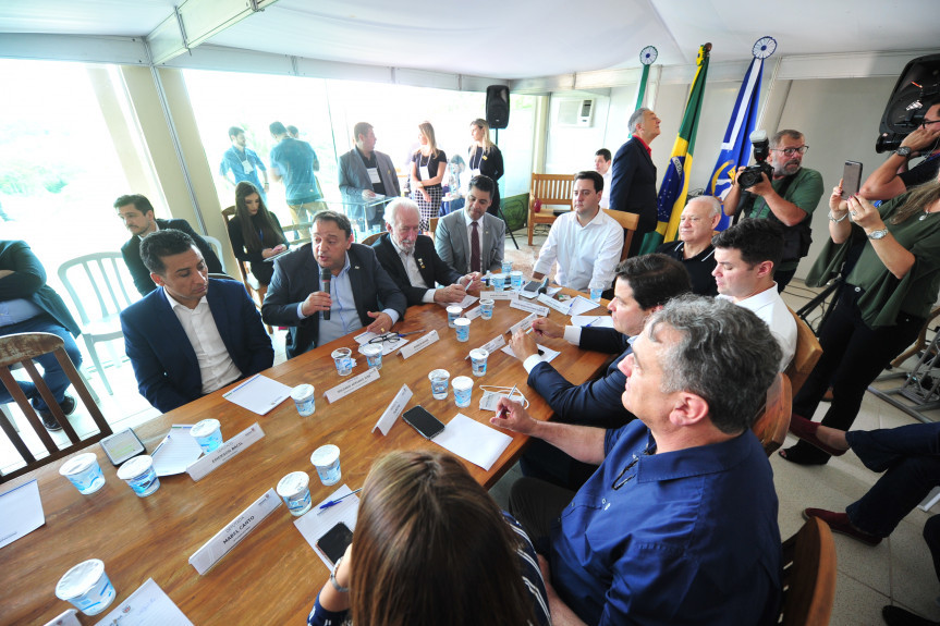 Durante todo o dia deputados estiveram reunidos com o governador Ratinho Júnior, secretários de Estado, prefeitos e lideranças.