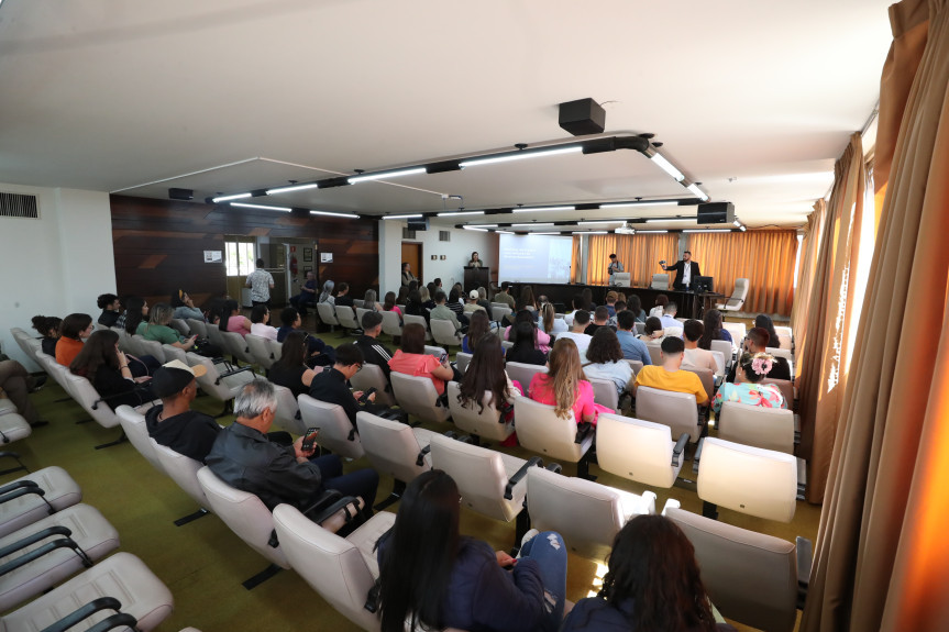 No primeiro dia de trabalho, estudantes e professores visitaram a sede do Ministério Público e a sede do Poder Executivo, o Palácio Iguaçu.